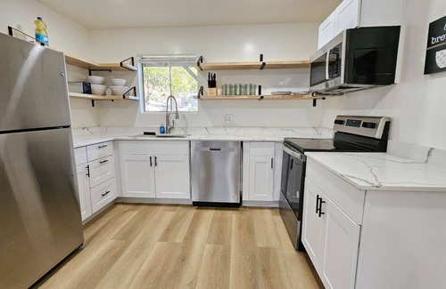 Camelback East Apartment | New! Blue&Pink|Pool|CentralPHX