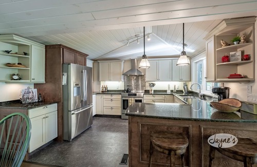 Minett Cottage | New Boathouse! Traditional Beauty 4Bed, 3Bath Cottage & Bunkie on Lake Rosseau!