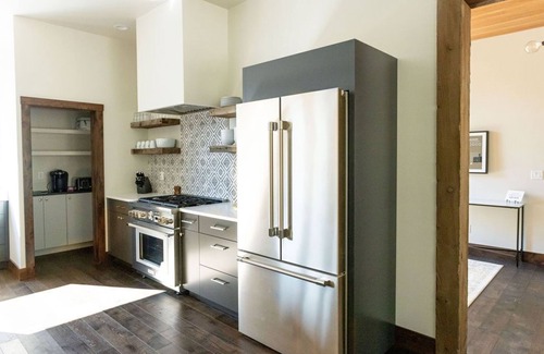 Bozeman House | NEW Bridger Bowl Modern Home - 16 miles from Main Street, Bozeman