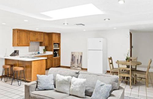 Baker Street Apartment | ~New~ Bright and Spacious Back House