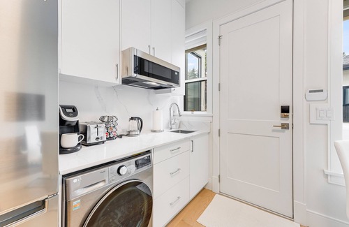 Burnaby House | New Bright Modern Guest Suite in Vancouver