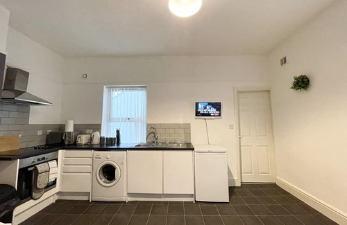 Liverpool Apartment | New Brighton Stay with Free On-Street Parking