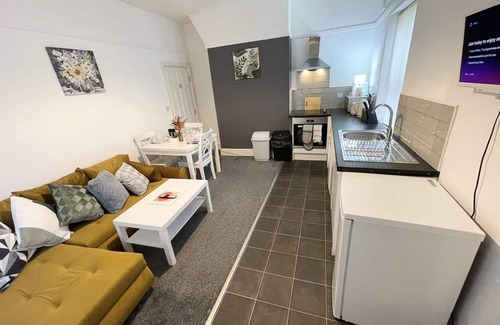 Liverpool Apartment | New Brighton Stay with Free On-Street Parking