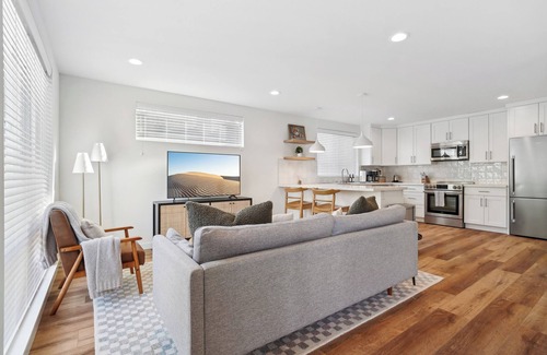 Bryant House | New Build , 2 Bedrooms, 2 bathrooms close to UW, U-Village, Burke