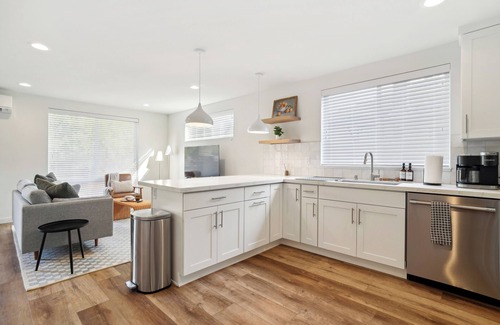 Bryant House | New Build , 2 Bedrooms, 2 bathrooms close to UW, U-Village, Burke