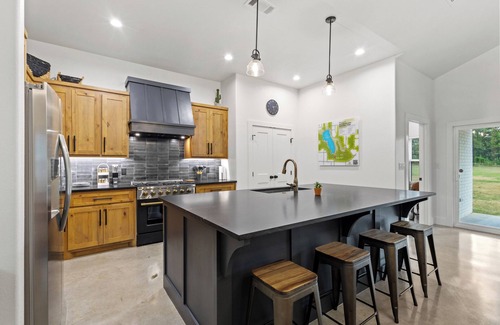 Denison House | New Build - 2 Ensuite King Bedrooms - Starlink WiFi + Roku TVs - Steps to Park