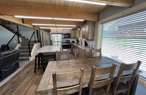 Island Park Cabin | New Build, AC, Hot Tub, 15 Min to Yellowstone