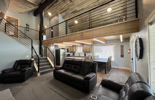 Island Park Cabin | New Build, AC, Hot Tub, 15 Min to Yellowstone