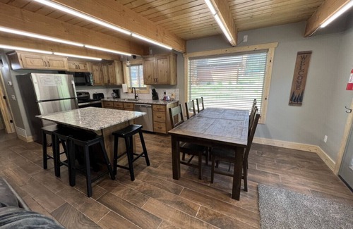 Island Park Cabin | New Build, AC, Hot Tub, 15 Min to Yellowstone