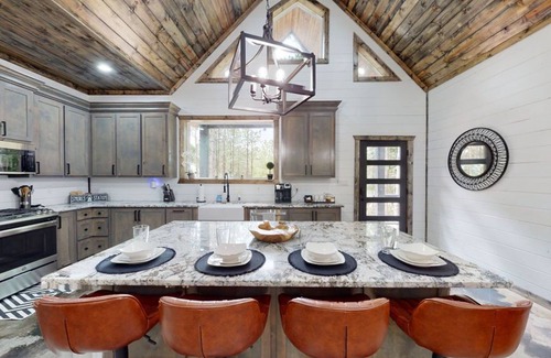 Hochatown Cabin | NEW Build, LUXE 2+ Bedroom, Loaded with Amenities, sleeps 8