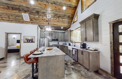 Hochatown Cabin | NEW Build, LUXE 2+ Bedroom, Loaded with Amenities, sleeps 8