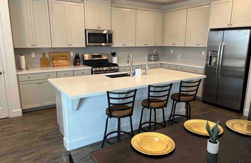 Roseville House | New Built*corp housing*insurance stays*pet*30+days