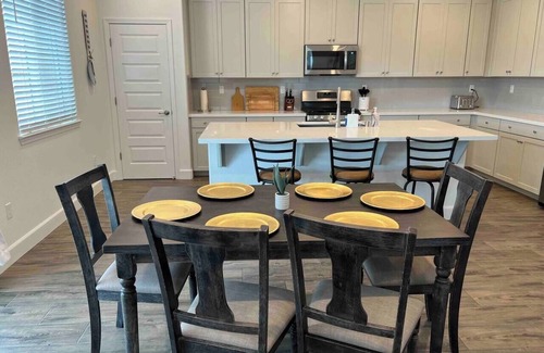 Roseville House | New Built*corp housing*insurance stays*pet*30+days