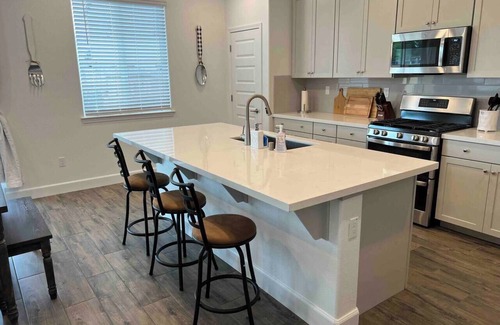 Roseville House | New Built*corp housing*insurance stays*pet*30+days