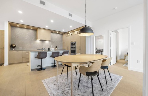 South Pandosy Apartment | New Caban 2-bedroom Oasis across the Water w/Pool, Hot Tub, Gym and Huge Patio