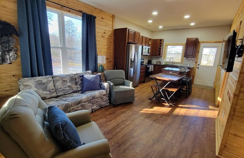 Pinnacle Cabin | New cabin- access to horse trails, Pilot Mtn & Hanging Rock St. Pks