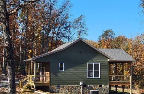 Pinnacle Cabin | New cabin- access to horse trails, Pilot Mtn & Hanging Rock St. Pks