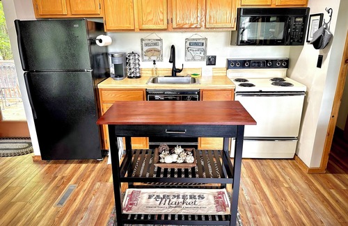 Davis Cabin | NEW!Cabin in Black Bear-AC-Family & Pet Friendly-Resort Pool-Cozy