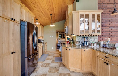 Port Angeles House | NEW-Cabin, Olympic NP, Mountain & Ocean Views, Hot Tub, Pet-Friendly, Gameroom