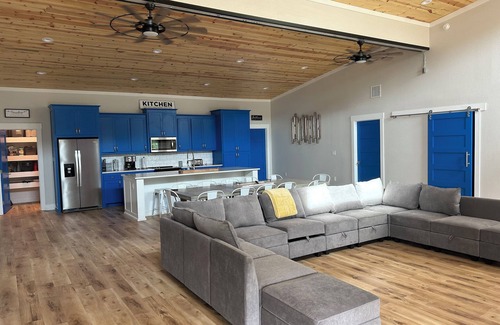 Glenwood Cabin | NEW. CADDO SHACK on caddo river bank in gated community.