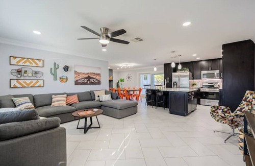 Papago Parkway House | *NEW* Casa de Cactus: Pool+Putting Green+Game Room