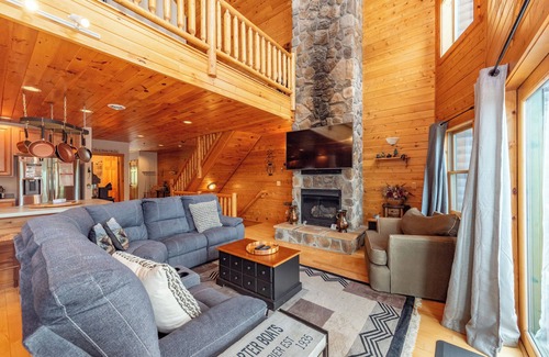 McHenry House | New! Cedar Shores Villa #09: Lakefront, Hot Tub!