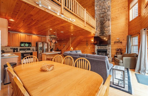 McHenry House | New! Cedar Shores Villa #09: Lakefront, Hot Tub!
