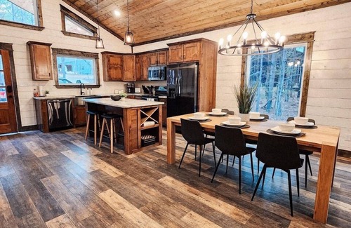 Pickens Cabin | New Cedar Stillness 1+ Bed Sleeps 6, Hot Tub & More.