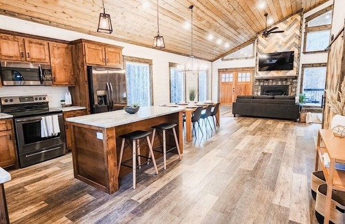 Pickens Cabin | New Cedar Stillness 1+ Bed Sleeps 6, Hot Tub & More.