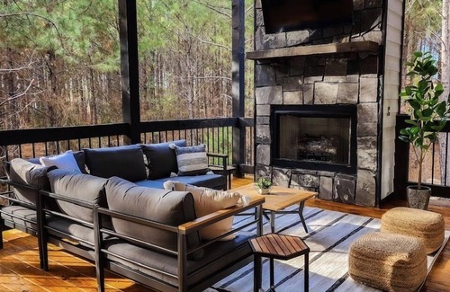 Pickens Cabin | New Cedar Stillness 1+ Bed Sleeps 6, Hot Tub & More.