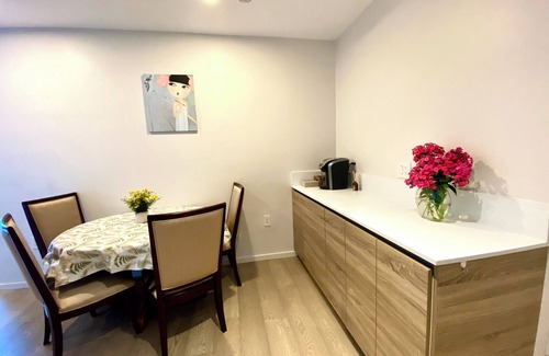 Hollyburn House | New Central Ambleside Garden suite in We st Van couver