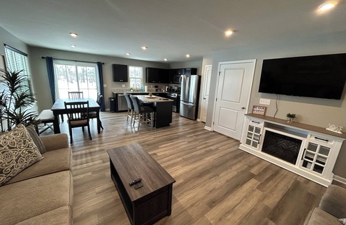 West Seneca House | New, central spacious stadium townhome in West Seneca. Fully furnished, WiFi, AC