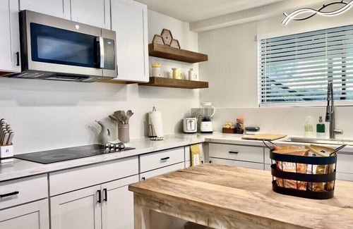 Prunedale House | New, Centrally Located guest house with Modern Amenities and Private Hot Tub