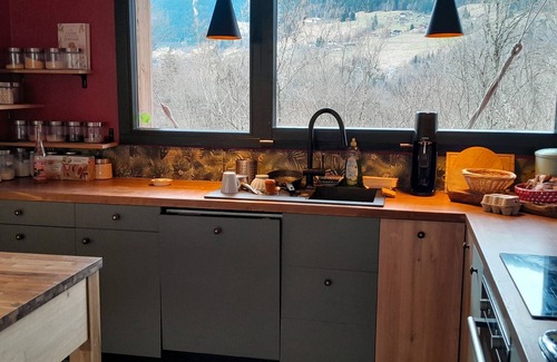 Le Biot Ski Chalet | NEW chalet sleeps 10, large living room, 1 games room (pool, table soccer, darts)