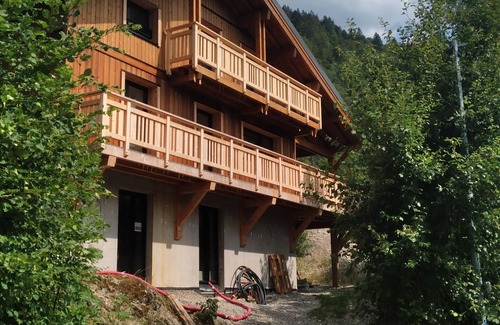 Le Biot Ski Chalet | NEW chalet sleeps 10, large living room, 1 games room (pool, table soccer, darts)