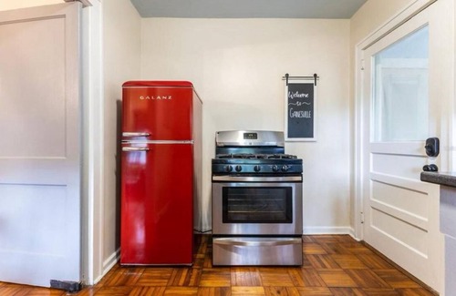Gainesville House | NEW! Charming 2-Bedroom House - 0.8 Mile Walk to Stadium and Midtown! n