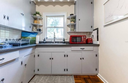Gainesville House | NEW! Charming 2-Bedroom House - 0.8 Mile Walk to Stadium and Midtown! n
