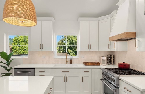 Fall City House | NEW! Charming 2-bedroom Modern Cottage in peaceful Fall City with AC and Views