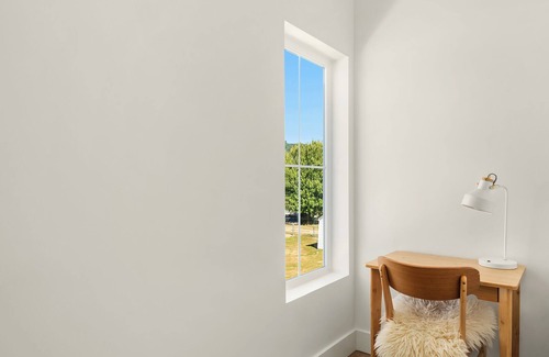 Fall City House | NEW! Charming 2-bedroom Modern Cottage in peaceful Fall City with AC and Views