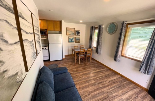 Lopez Island Cottage | New! Charming Cottage in Seaside Village Walk to Beach,Food,Coffee, Farmers Mkt.
