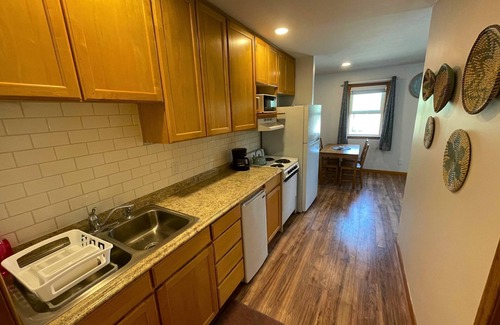 Lopez Island Cottage | New! Charming Cottage in Seaside Village Walk to Beach,Food,Coffee, Farmers Mkt.