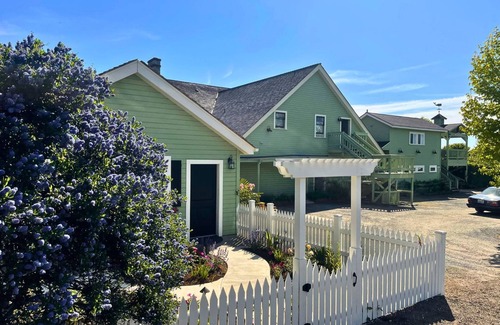 Lopez Island Cottage | New! Charming Cottage in Seaside Village Walk to Beach,Food,Coffee, Farmers Mkt.