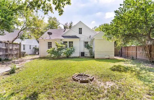 East Memphis House | *NEW* Charming Memphis Bungalow near Cooper Young