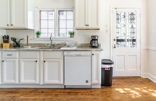 East Memphis House | *NEW* Charming Memphis Bungalow near Cooper Young