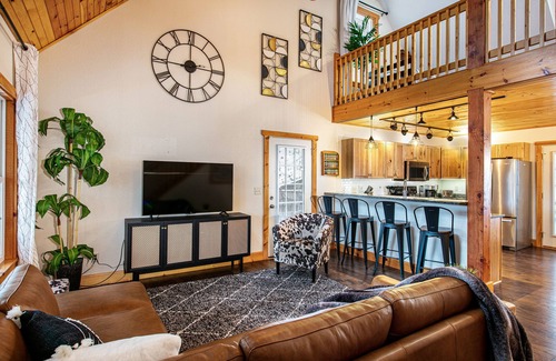 Hemphill Heights Cabin | New! Charming Mountain Retreat-Stair Lift-HotTub-Fire Pit! Sleeps 9! Near Skiing