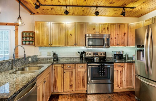 Hemphill Heights Cabin | New! Charming Mountain Retreat-Stair Lift-HotTub-Fire Pit! Sleeps 9! Near Skiing