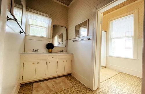 Danville House | *New* Charming Victorian Home across Averett Univ.