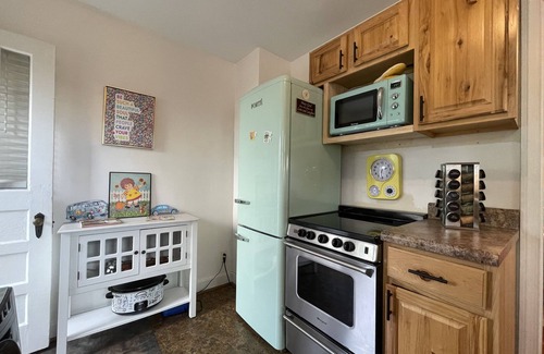 Waynesboro House | NEW! Cheerful 2 bd bungalow with hot tub. Must see!