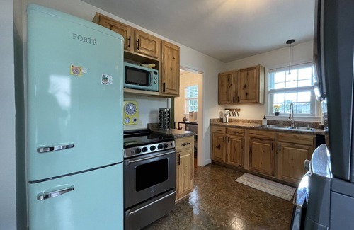 Waynesboro House | NEW! Cheerful 2 bd bungalow with hot tub. Must see!