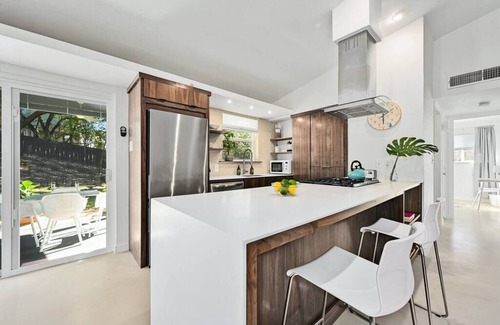South River City House | NEW! Cheerful Mid-Century - big yard, free parking